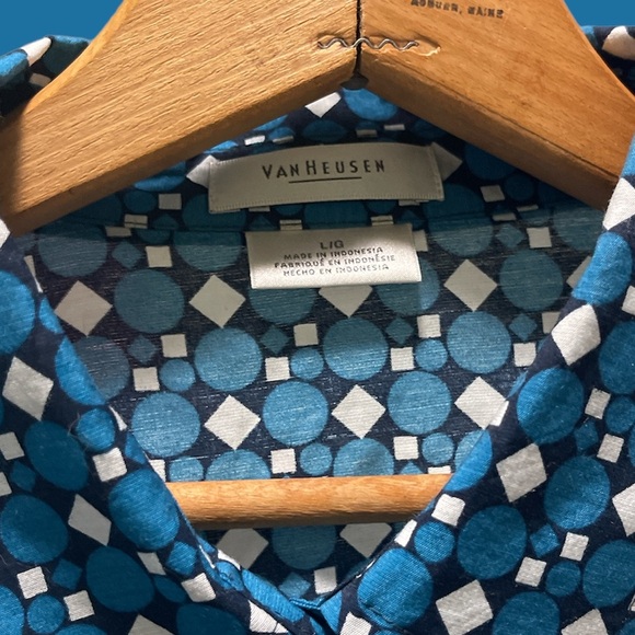 Van Heusen 2 pocket, long sleeve, button down, Cool print on this blouse. - Picture 2 of 4